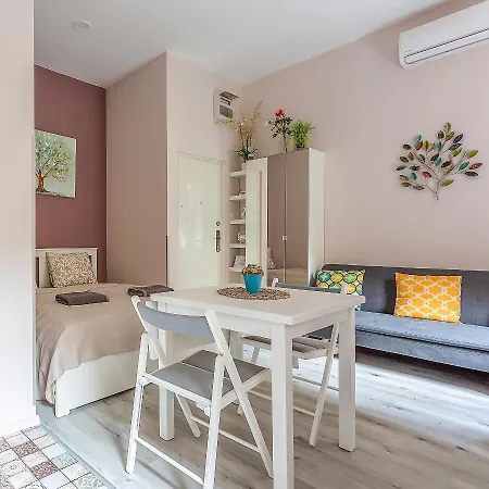 Goldcentral Akacfa Apartament