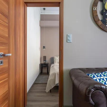 Goldcentral Akacfa Apartmán *