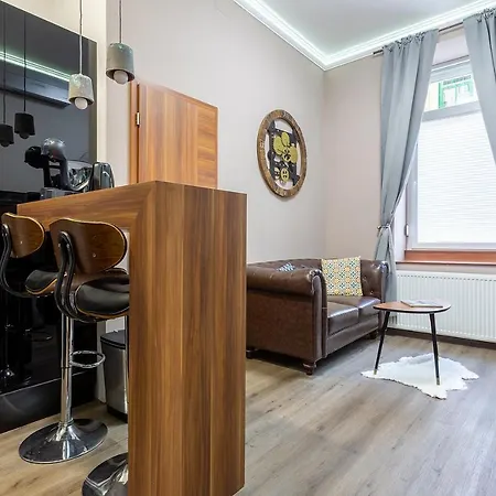 Goldcentral Akacfa Apartment *